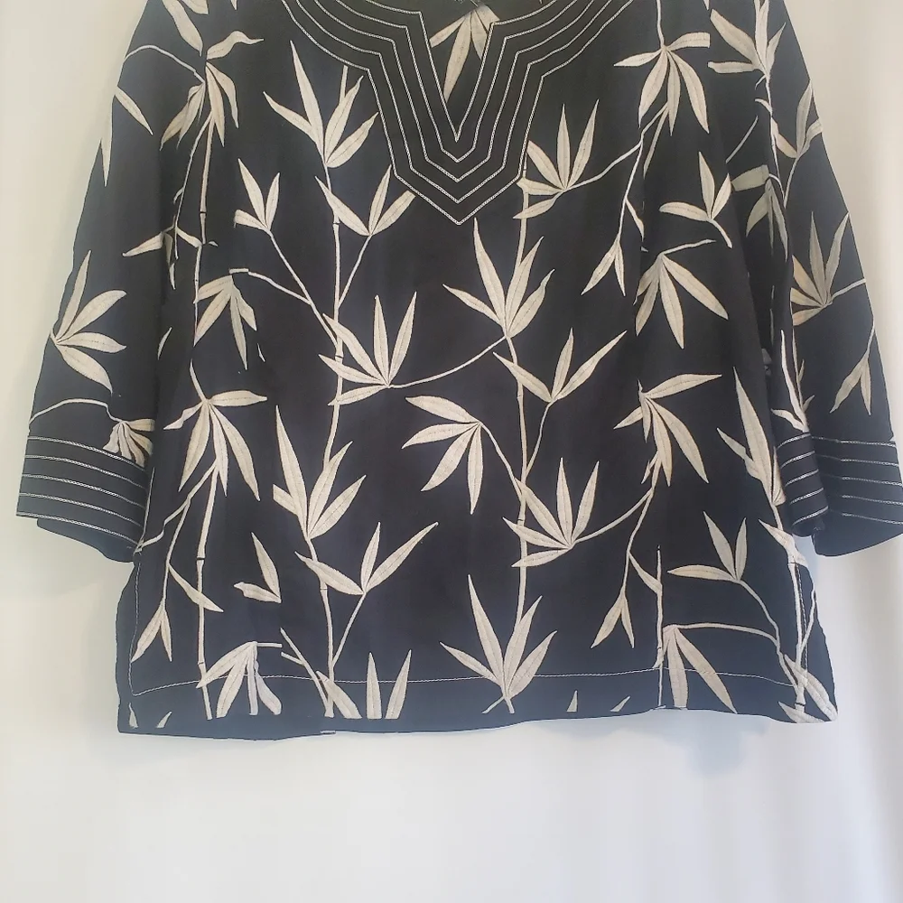 TALBOTS Size 18W Petite B&W 3/4 sleeve palm print tunic top with side zipper - Picture 6 of 9